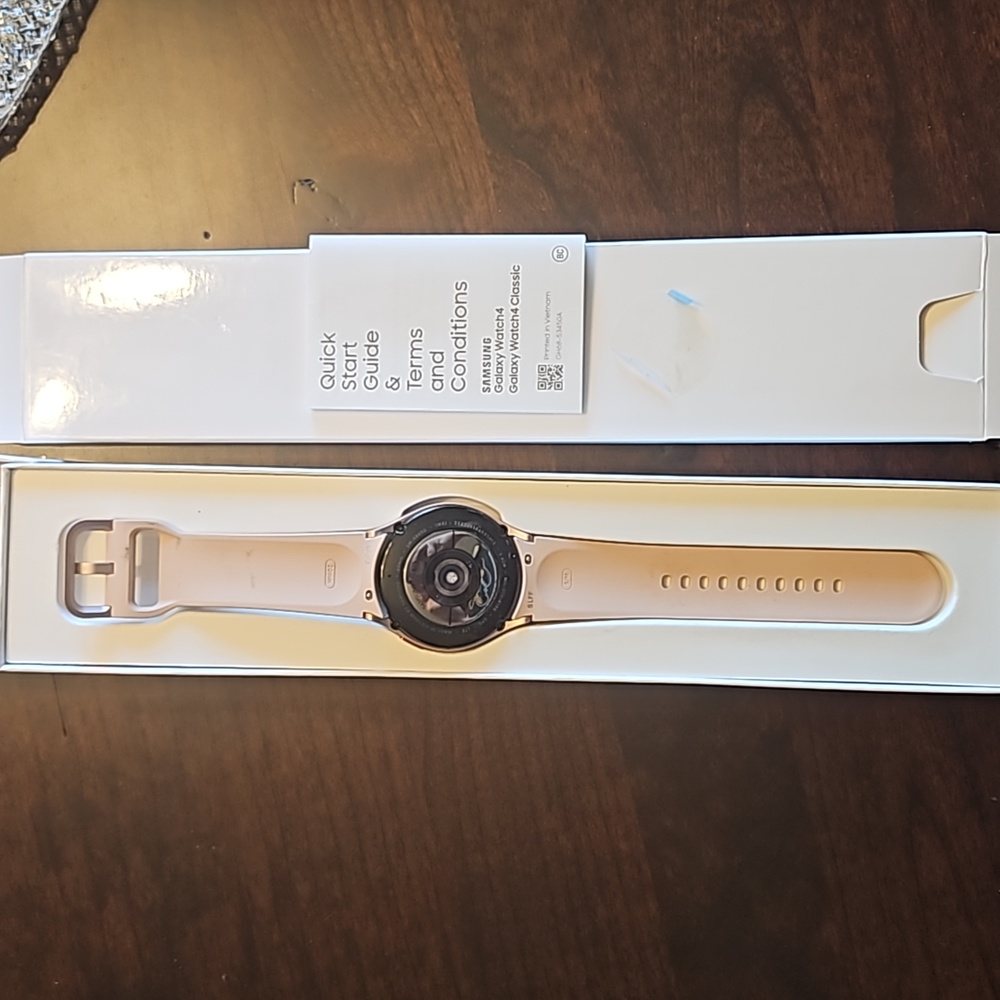 Samsung Galaxy Watch4 Aluminum Smartwatch 40mm LTE Gold - Picture 4 of 12